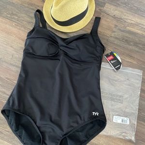 TYR women’s bathing suit NEW